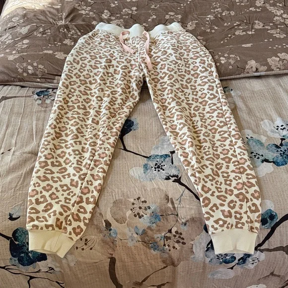 UGG Cream Fleece Loungewear - Picture 3 of 5